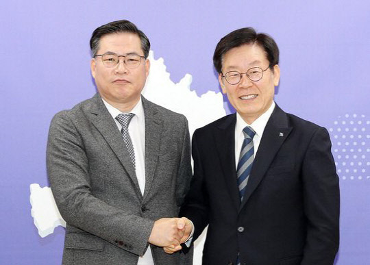 2018년 10월 1일 유동규(왼쪽) 신임 경기관광공사 사장이 이재명 경기지사에게서 임명장을 받고 기념촬영을 하고 있다. <경기관광공사 제공>